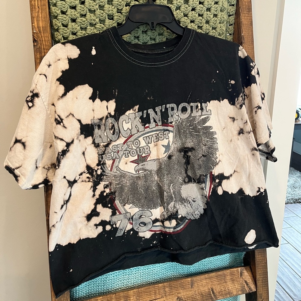 CROPPED GRAPHIC TEE